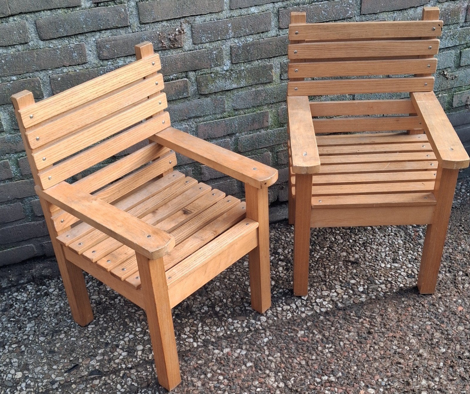 Kinderstoel.  2 degelijke kinderstoelen. Hardhout.  Ca 1970., Kinderen en Baby's, Kinderstoelen, Ophalen of Verzenden, Zo goed als nieuw