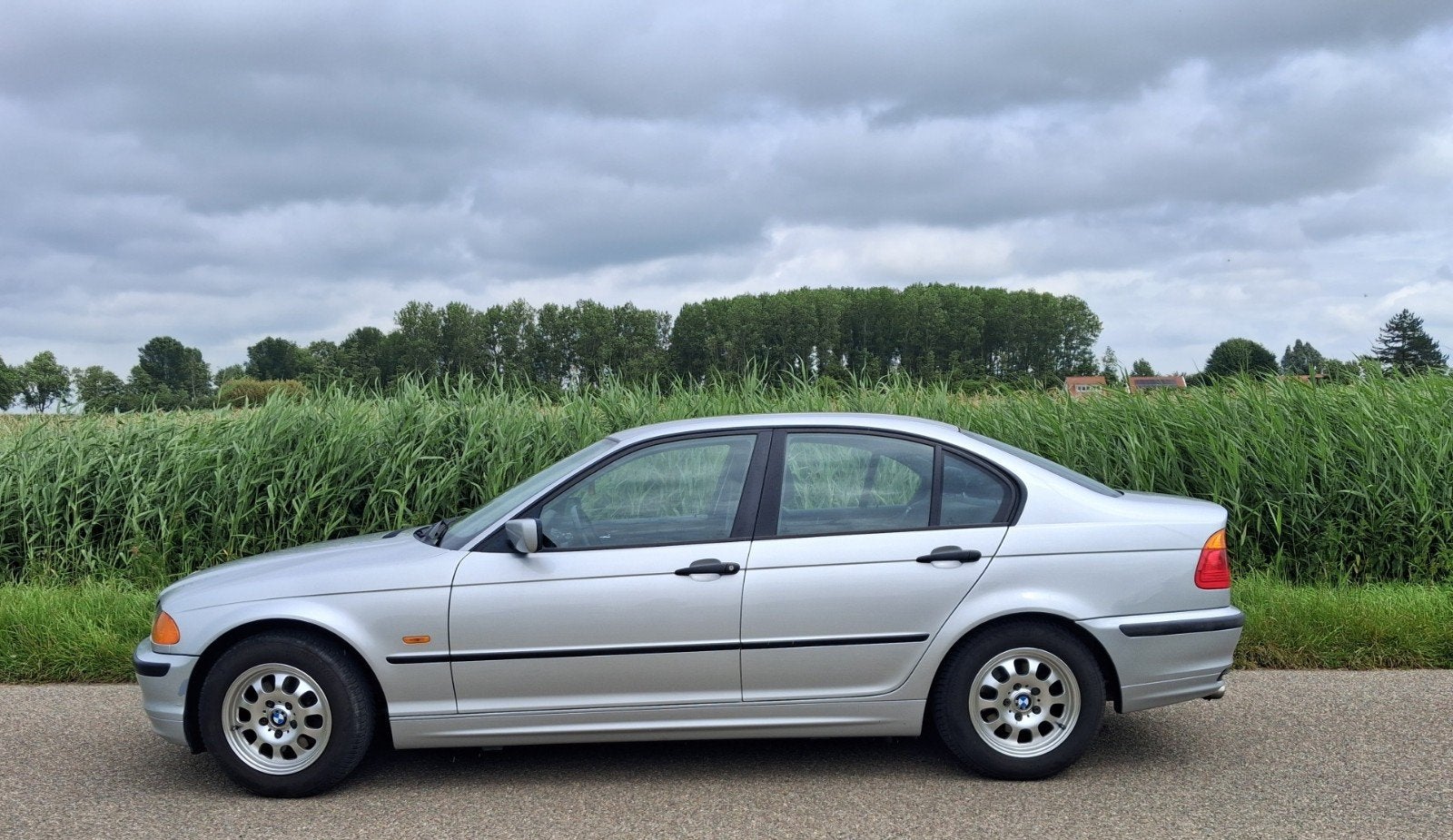 Zeer mooie BMW  3-Serie 1.9 I 318i  Zivergrijs WEINIG KM, 13 km/l, Achterwielaandrijving, 4 cilinders, Origineel Nederlands
