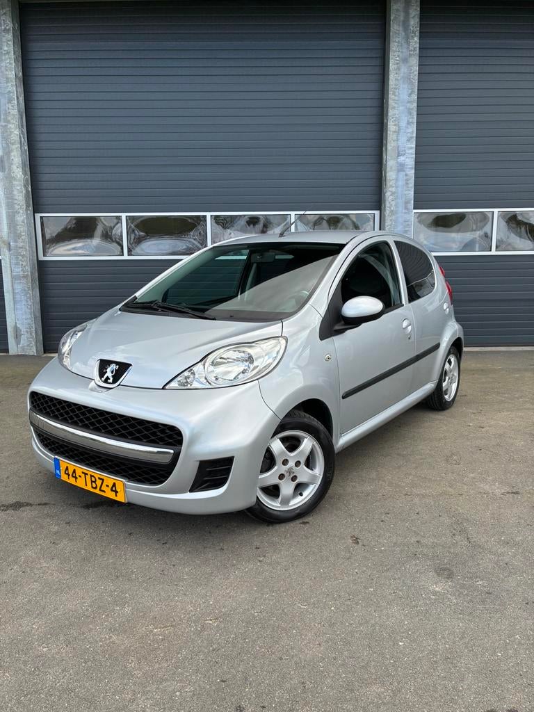 Peugeot 107 1.0 12V 5DR 2012 Grijs Airco/elektrische spiegel, Voorwielaandrijving, Euro 5, Stof, 68 pk