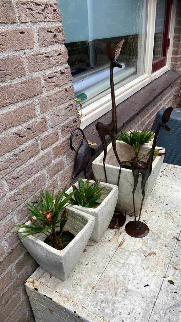 Hoge ijzeren tuinbeelden samen €5,- doorleefd brocante, Tuin en Terras, Bloembakken en Plantenbakken, Ophalen, Rond, Zo goed als nieuw