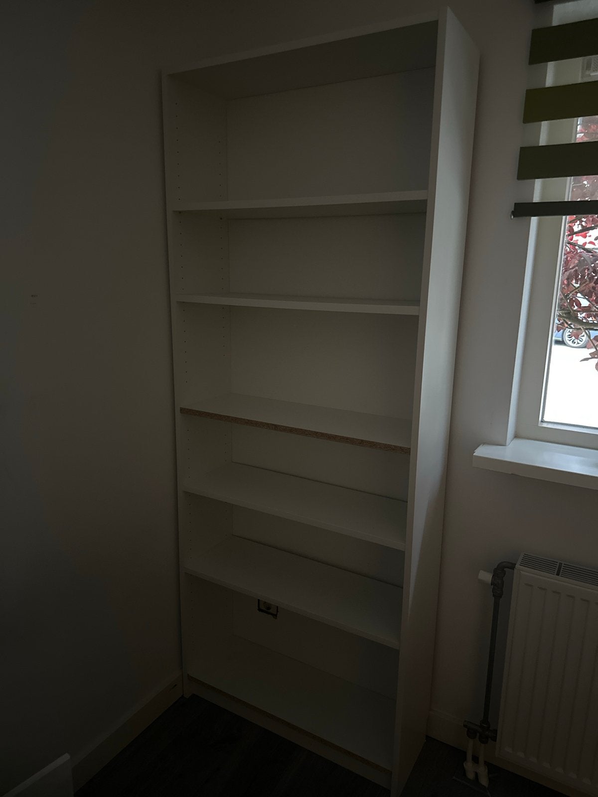 Witte Billy Boekenkast met gat voor stroomvoorziening, Huis en Inrichting, Kasten | Boekenkasten, Ophalen, Met plank(en), Gebruikt