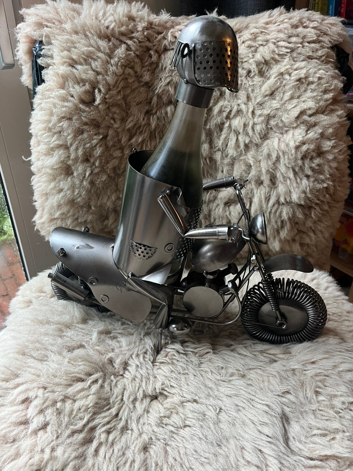 Metalen motor - wijnfleshouder, Verzamelen, Ophalen, Zo goed als nieuw