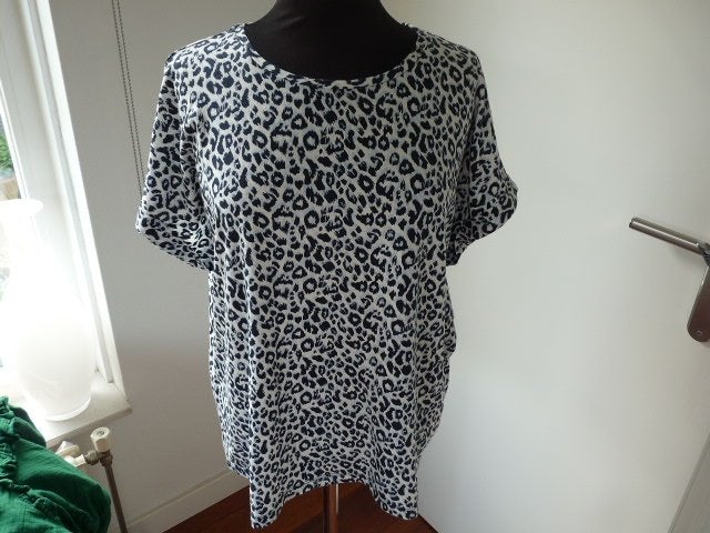 Leuk wit met blauw en zwart dessin tshirt vn Tripper, mt XXL, Wit, Maat 46/48 (XL) of groter, Ophalen of Verzenden, Zo goed als nieuw