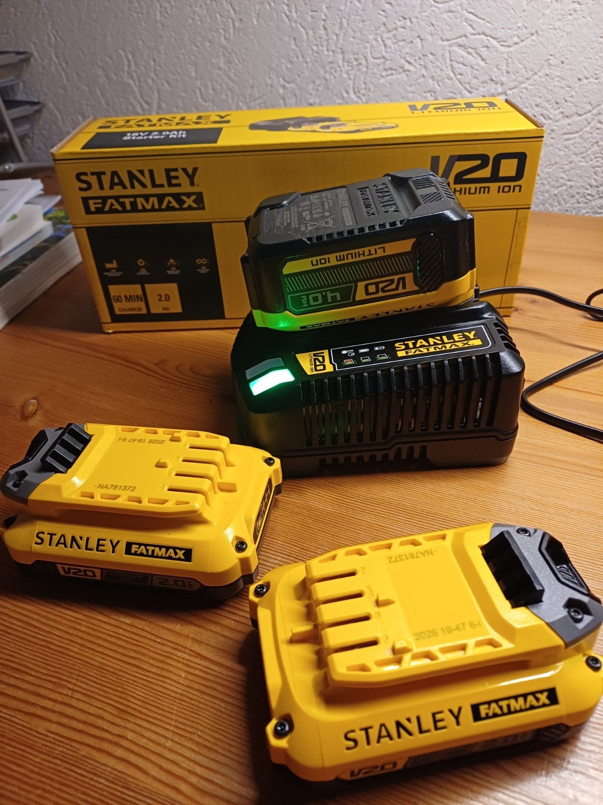 Stanley Fatmax V20 Accu Set (2x 2.0Ah met 60 min Lader), Nieuw