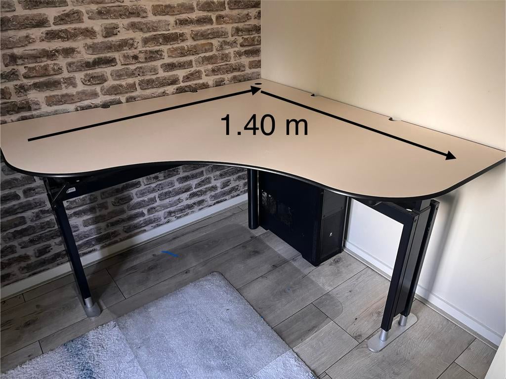 Hoekbureau in hoogte verstelbaar - 1.40m x 1.40m, Ophalen, In hoogte verstelbaar, Zo goed als nieuw, Hoekbureau