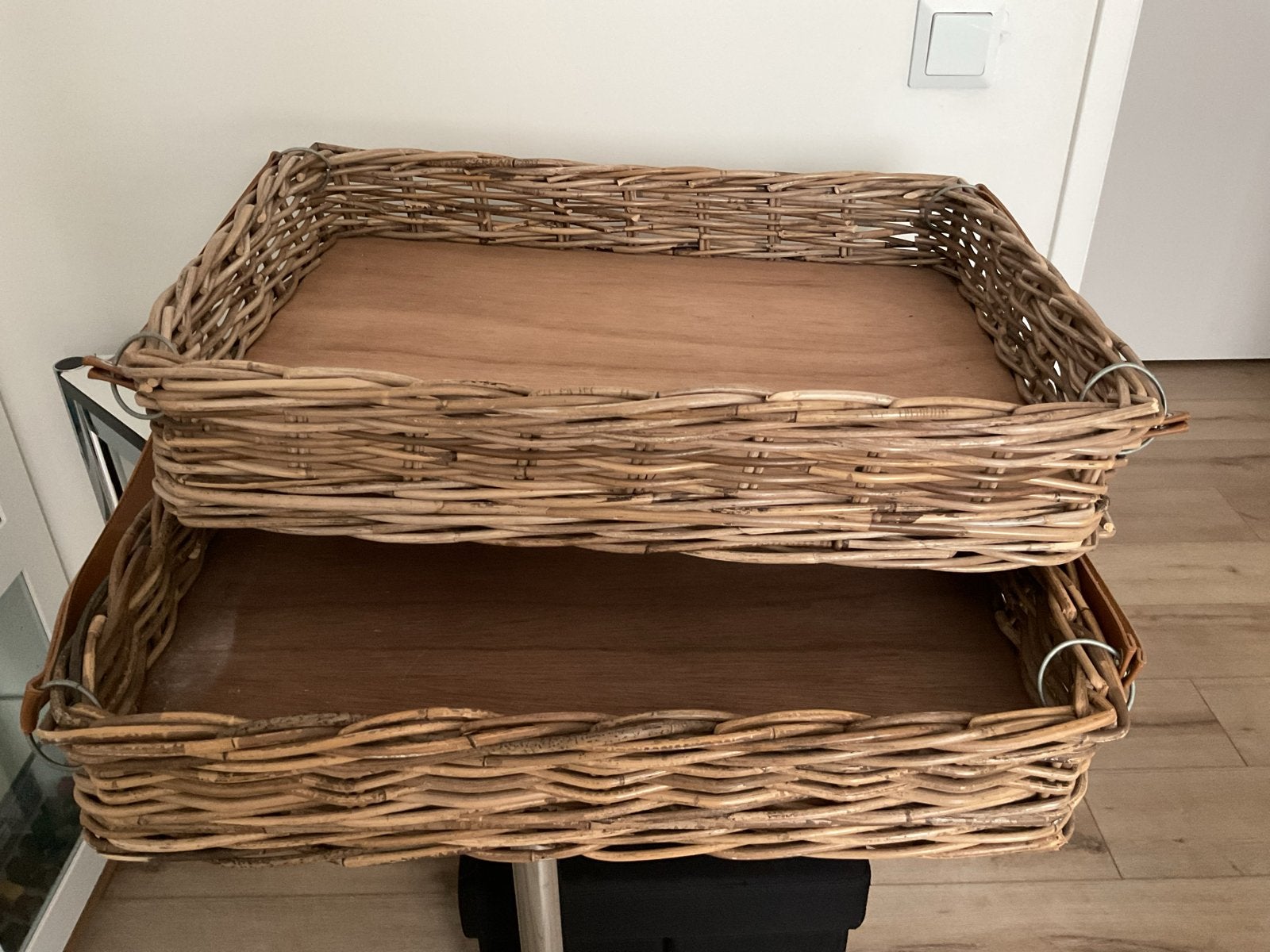 Set van 2 rieten dienbladen/manden met houten bodem, Ophalen, Gebruikt, Gevlochten, Riet