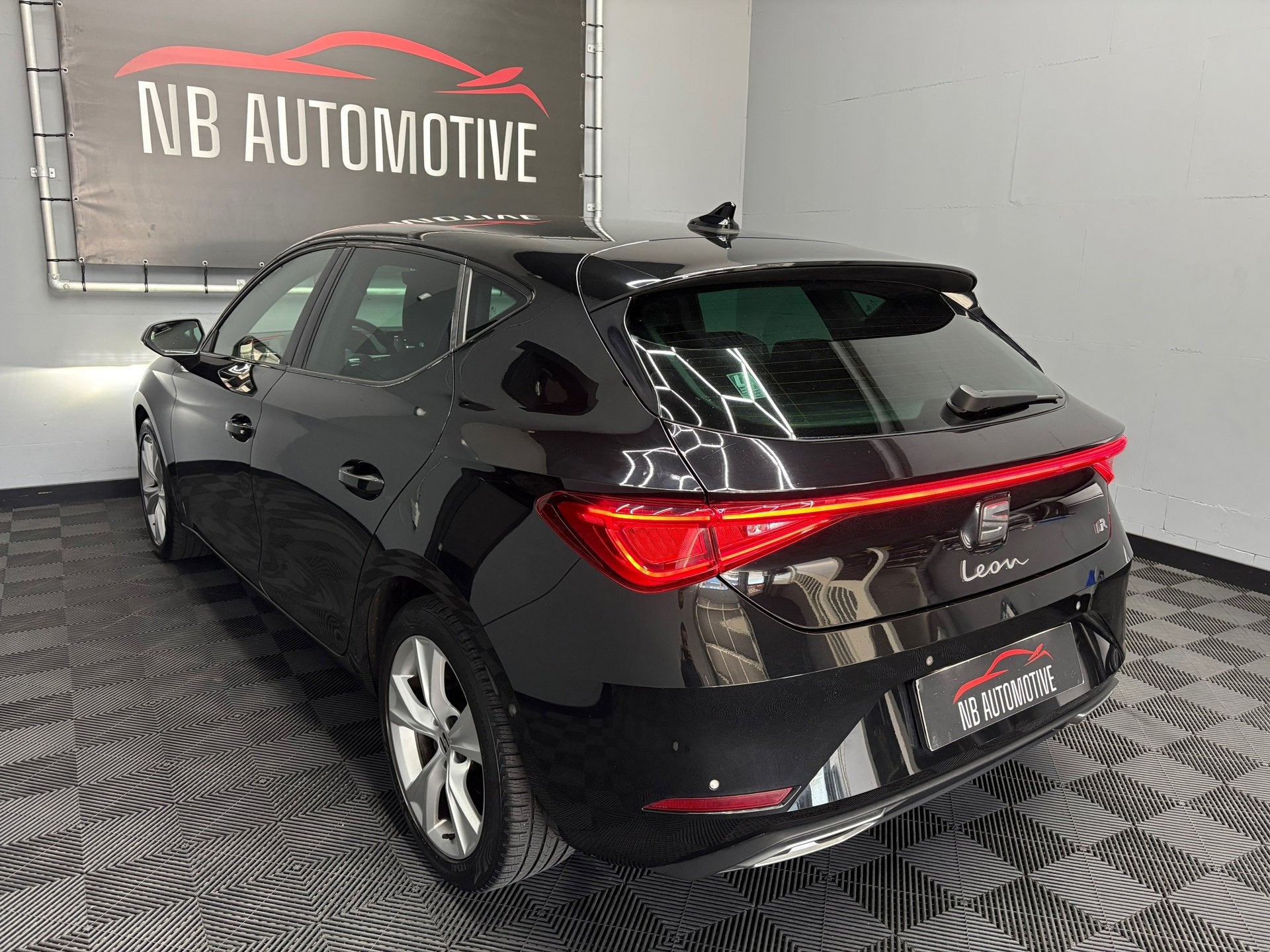 Seat Leon 1.5 eTSI FR Launch Edition, 4 cilinders, 150 pk, Leder en Stof, Zwart