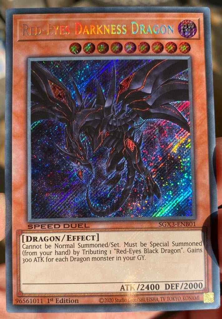 Yu-Gi-Oh! Red-Eyes Darkness Dragon SGX3 1st Edition !, Ophalen of Verzenden, Zo goed als nieuw, Losse kaart, Foil