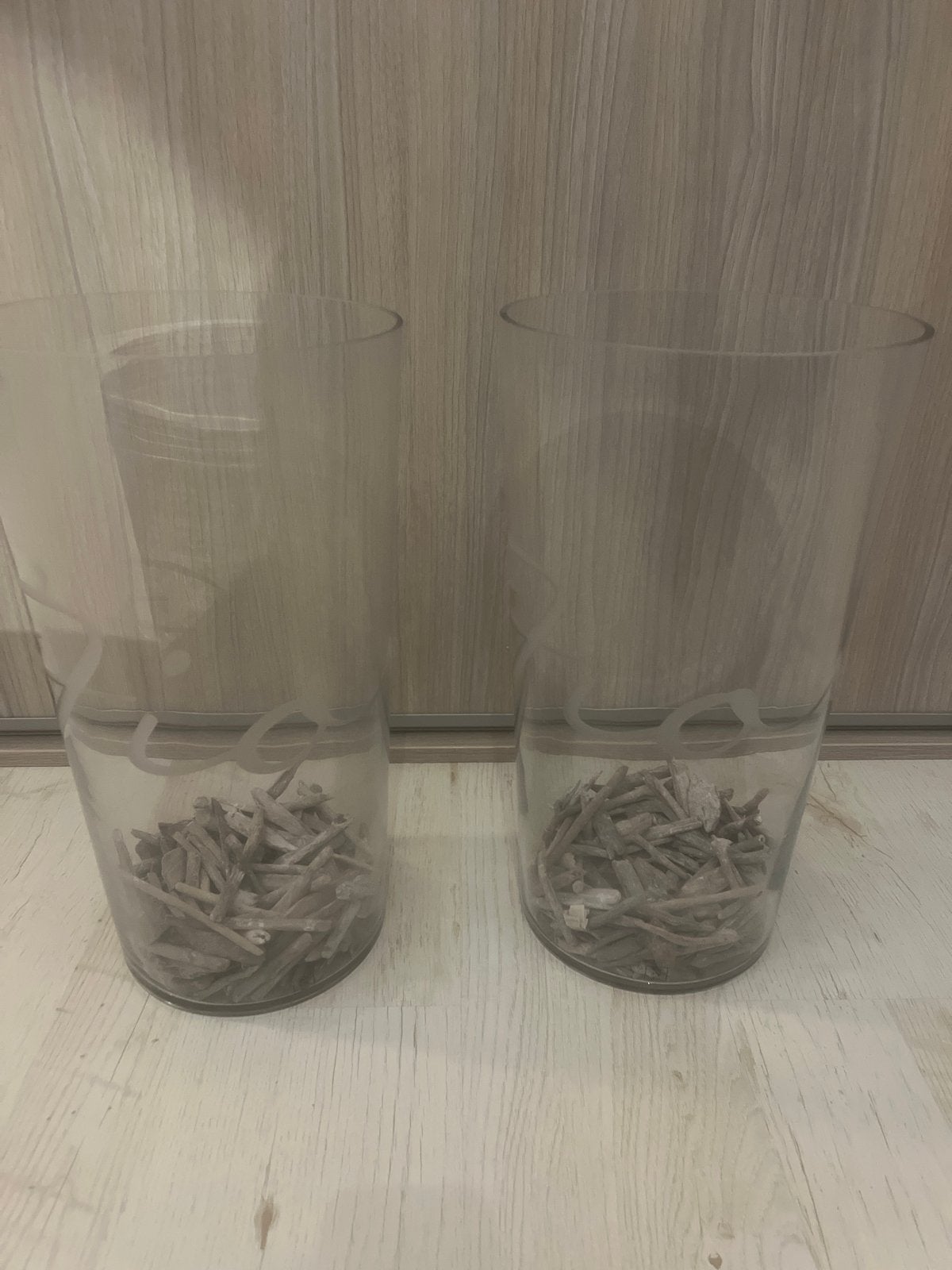 Set van 2 glazen vazen met decoratieve houtsnippers, Huis en Inrichting, Transparant, Inclusief decoratie, Ophalen of Verzenden