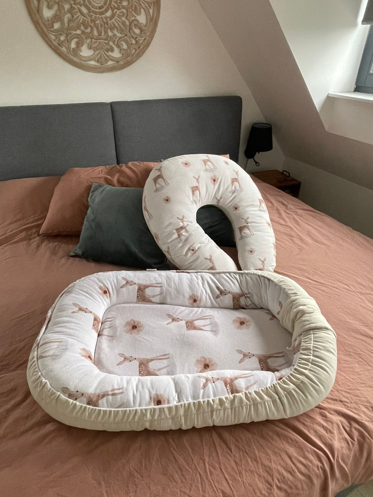 2-delige babyset: babynestje & voedingskussen, Kinderen en Baby's, Tweelingen en Meerlingen, Ophalen of Verzenden, Zo goed als nieuw