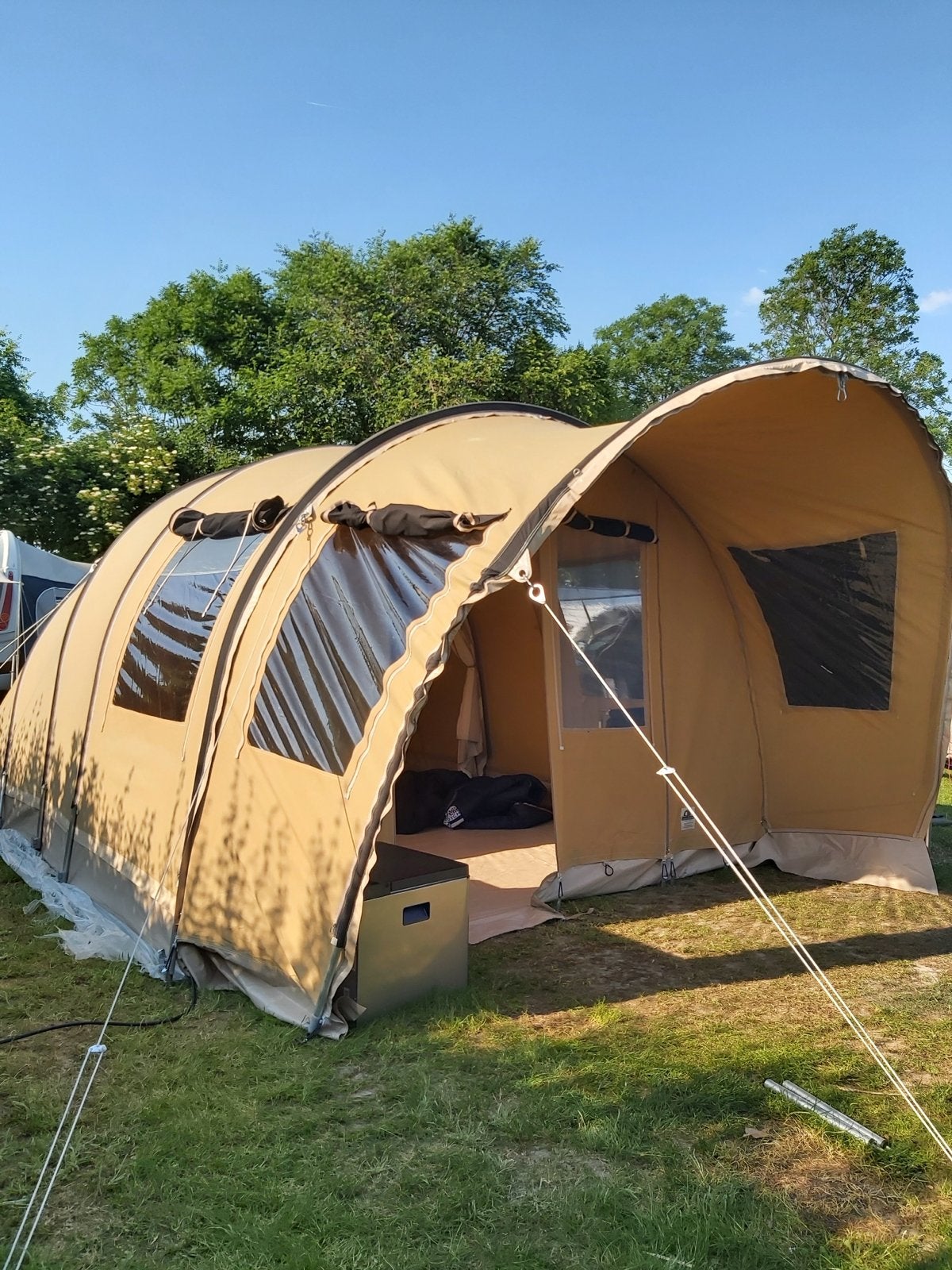 Mooie Lacerta Karsten tent - 2 slaapcabines, stormvast, Ophalen, Zo goed als nieuw, Tot en met 4