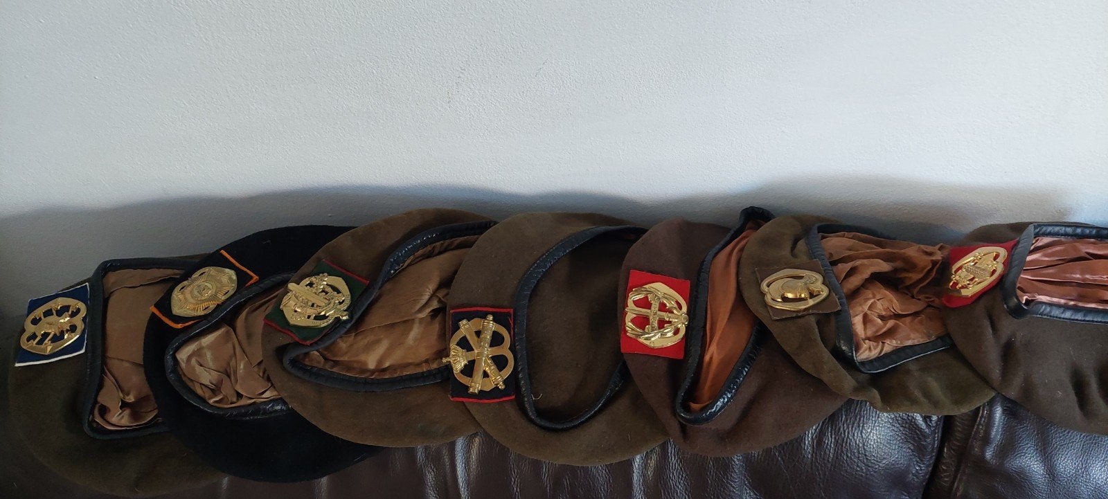 Collectie militaire baretten met insignes, Verzamelen, Ophalen of Verzenden, Landmacht, Overige gebieden, Helm of Baret