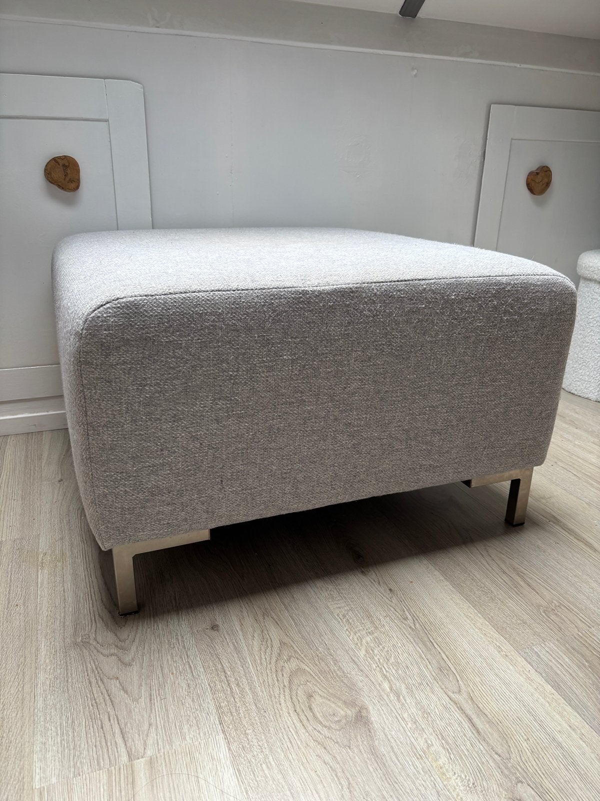 Licht grijze stoffen hocker / poef / voetenbank 75x75x47, Ophalen, Vierkant, 75 tot 100 cm, Zo goed als nieuw