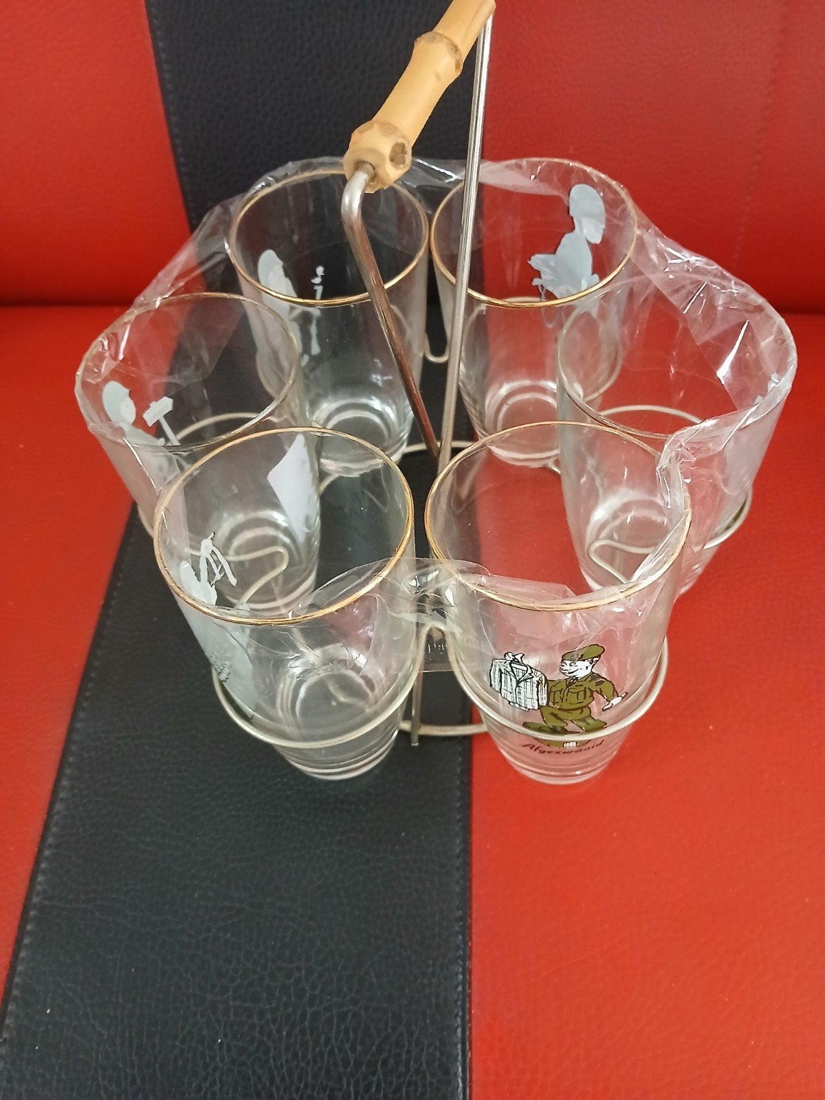 Vintage glazenset met militaire afbeeldingen in houder, Verzamelen, Glas en Borrelglaasjes, Ophalen of Verzenden