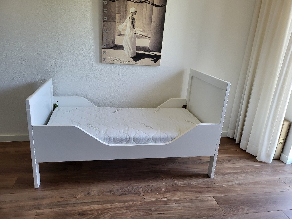 Uitneembaar houten kleuter bed met matras, Ophalen, Gebruikt