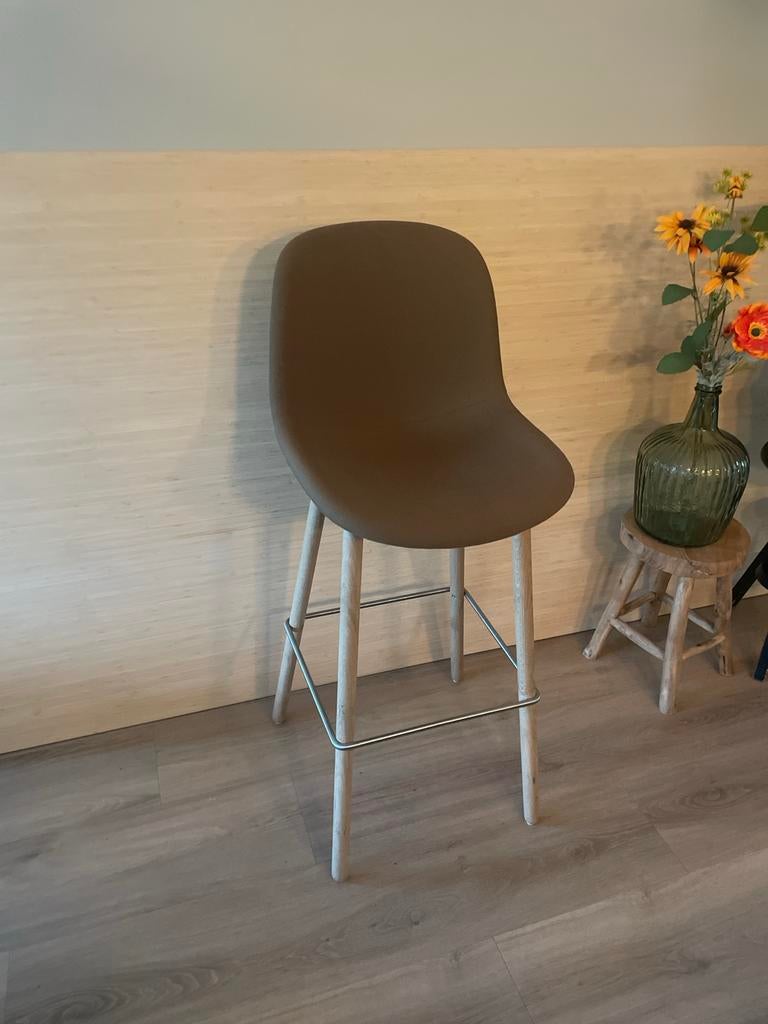 Stevige Hay neu 12 barstool high met rugleuning. Kleur taupe, Ophalen, Met voetsteun, Zo goed als nieuw, Hout