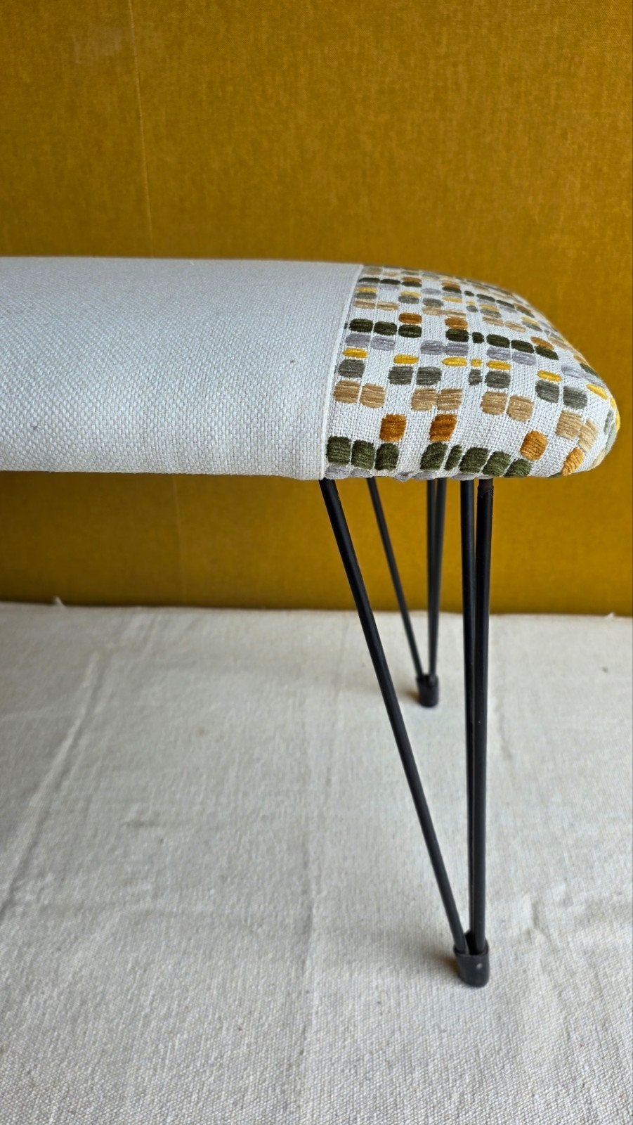 Vintage Bankje met Nieuwe Stoffering en Hairpin Legs, Ophalen of Verzenden