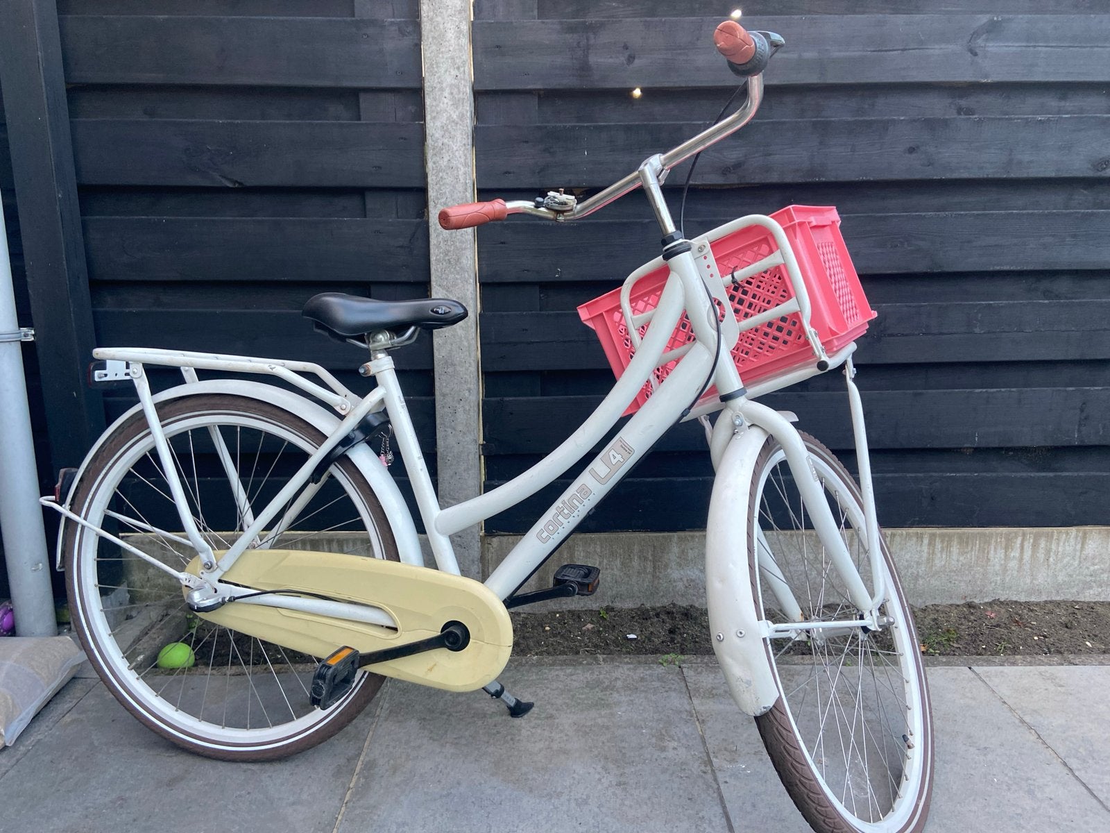 Cortina L4 meisjes fiets  - Wit met Roze Mand 26 inch, Fietsen en Brommers, Fietsen | Meisjes, 26 inch of meer, Terugtraprem, Gebruikt