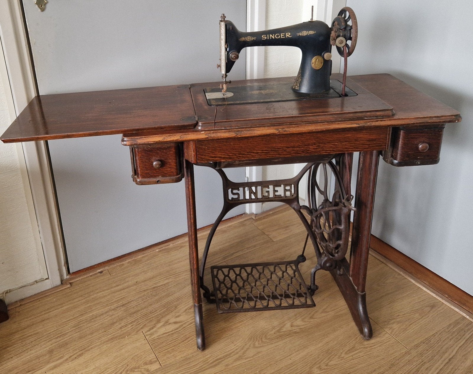 Antieke Singer trapnaaimachine, Ophalen