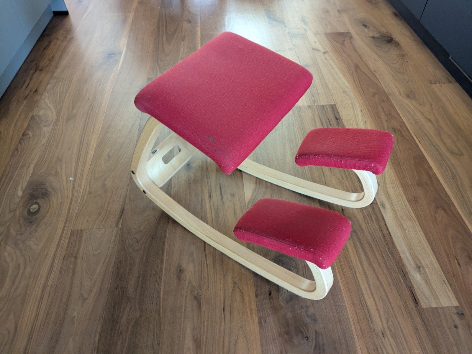 Varier Stokke Variable Balans Kniestoel - Rood, Ophalen, Ergonomisch, Scandinavisch, Gebruikt, Stof