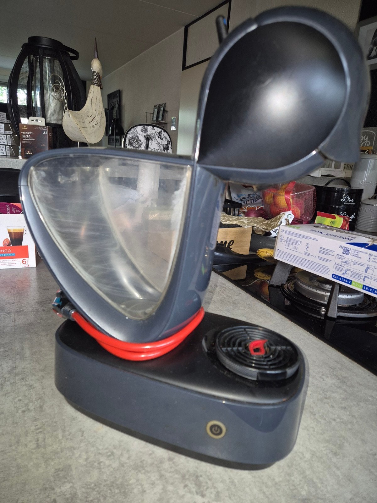 Dolce Gusto koffiezetapparaat met koffie/chocomel, Witgoed en Apparatuur, Koffiezetapparaten, Ophalen, Zo goed als nieuw, Afneembaar waterreservoir
