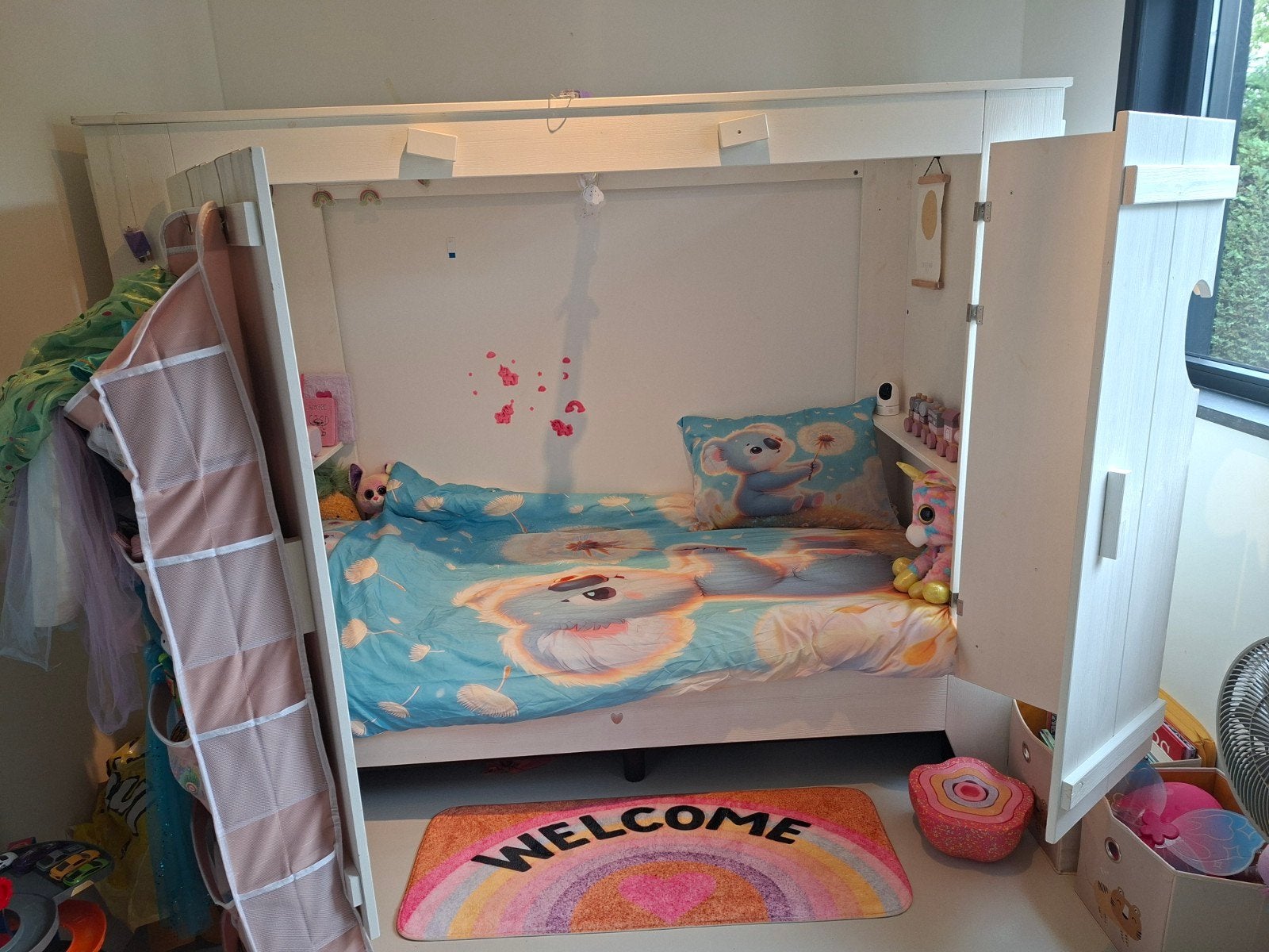 Wit houten kinderbed met hartjes en deurtjes, Kinderen en Baby's, Ophalen, 85 tot 100 cm, Gebruikt, Matras