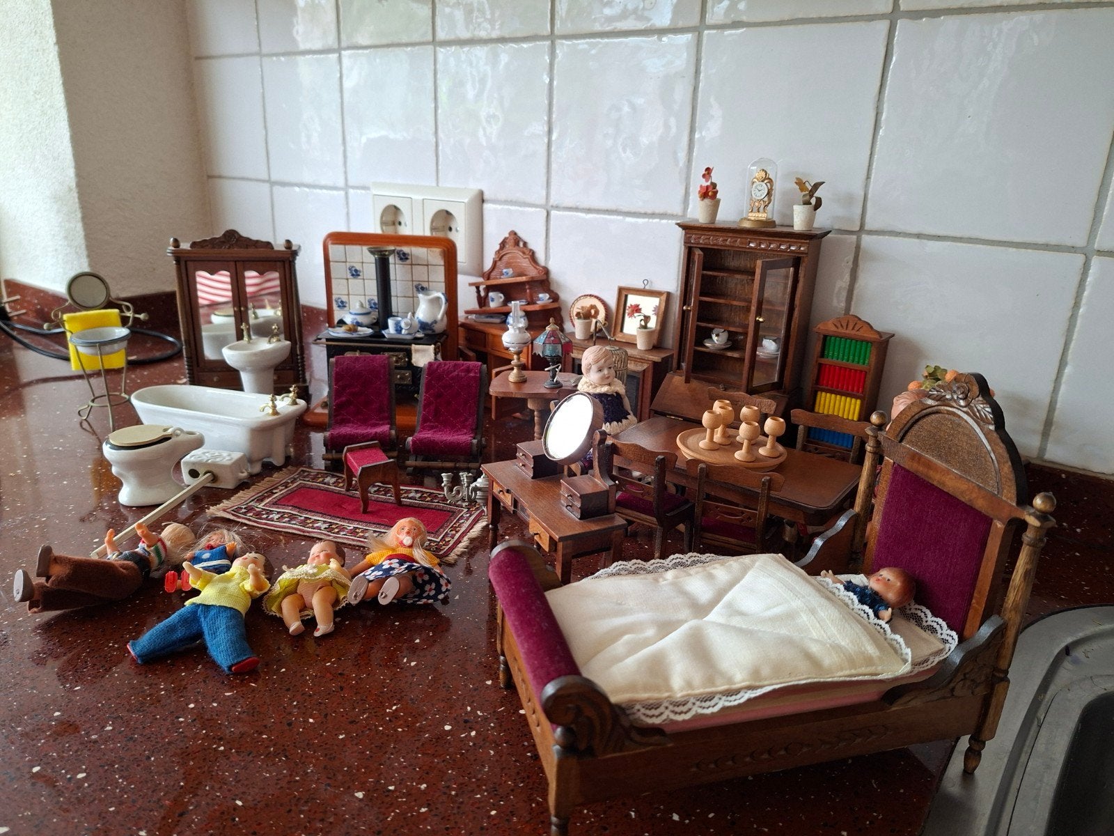 Grote collectie vintage poppenhuismeubels en accessoires, Ophalen, Gebruikt, Poppenhuis