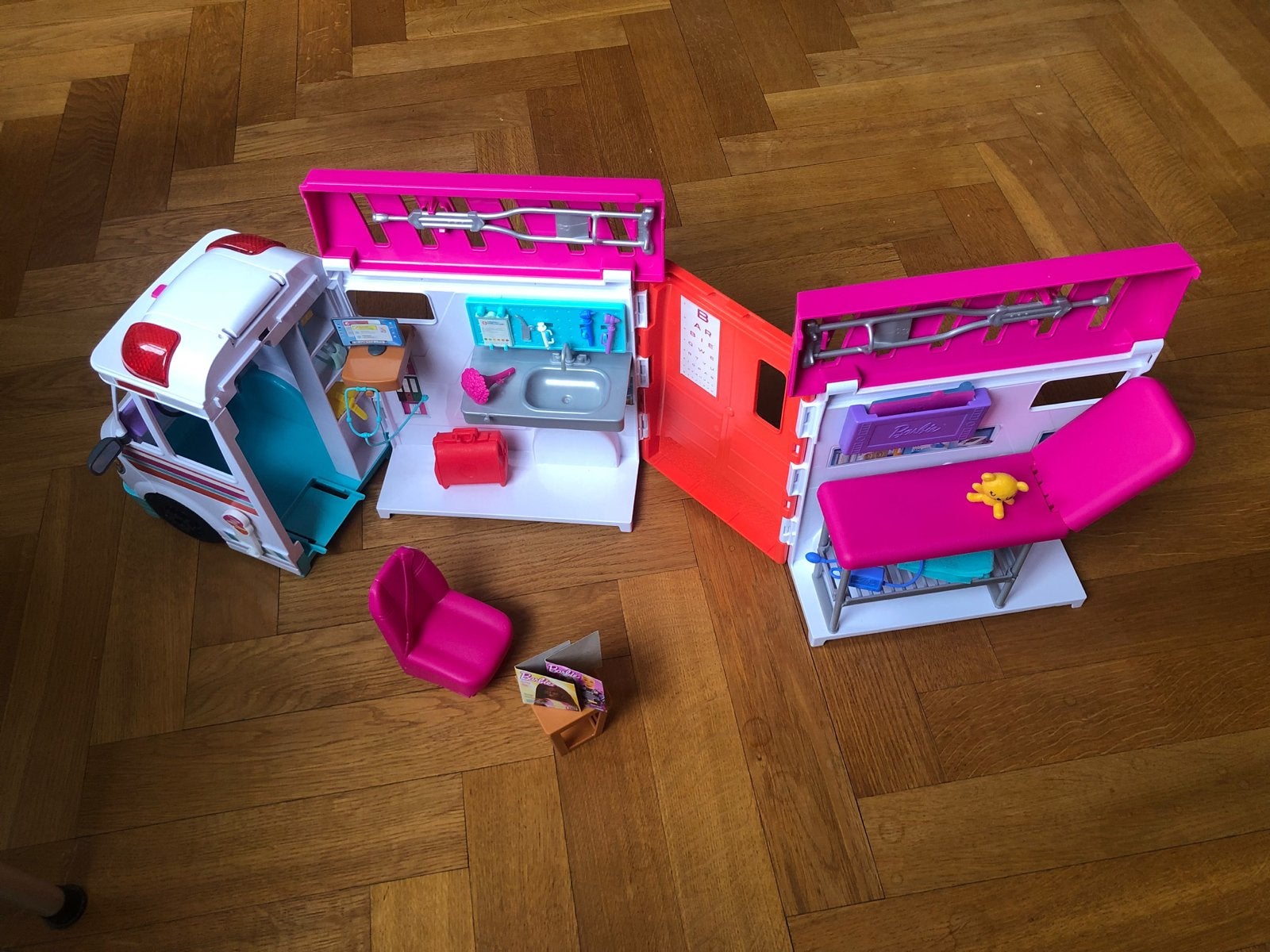 Foto 5 van Barbie Ambulance met accessoires & licht en geluid