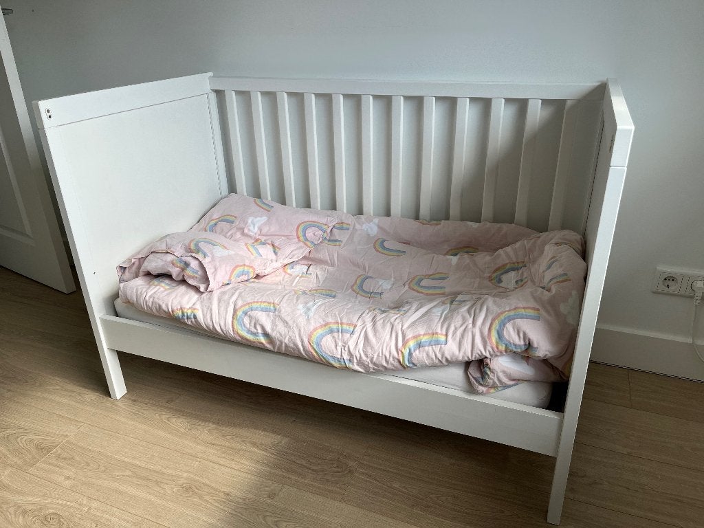 IKEA SUNDVIK Kinderbed wit + compleet beddengoed, Ophalen, 70 tot 85 cm, Zo goed als nieuw, Minder dan 140 cm
