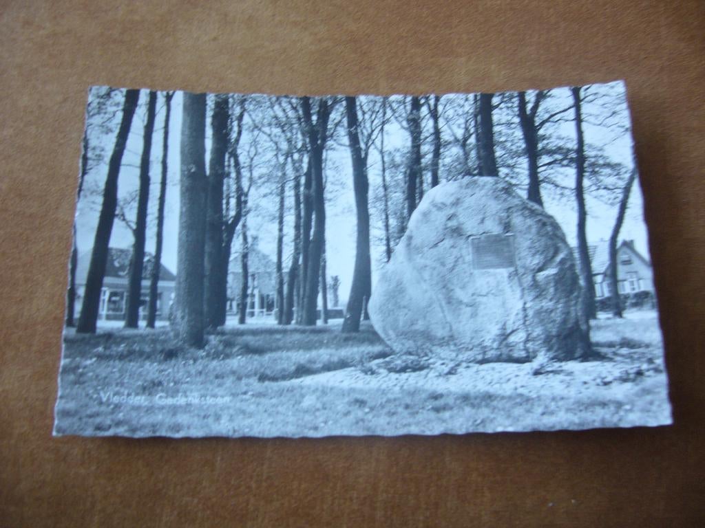 VLEDDER  =  GEDENKSTEEN, Verzamelen, Ansichtkaarten | Nederland, Ophalen of Verzenden, 1940 tot 1960, Gelopen