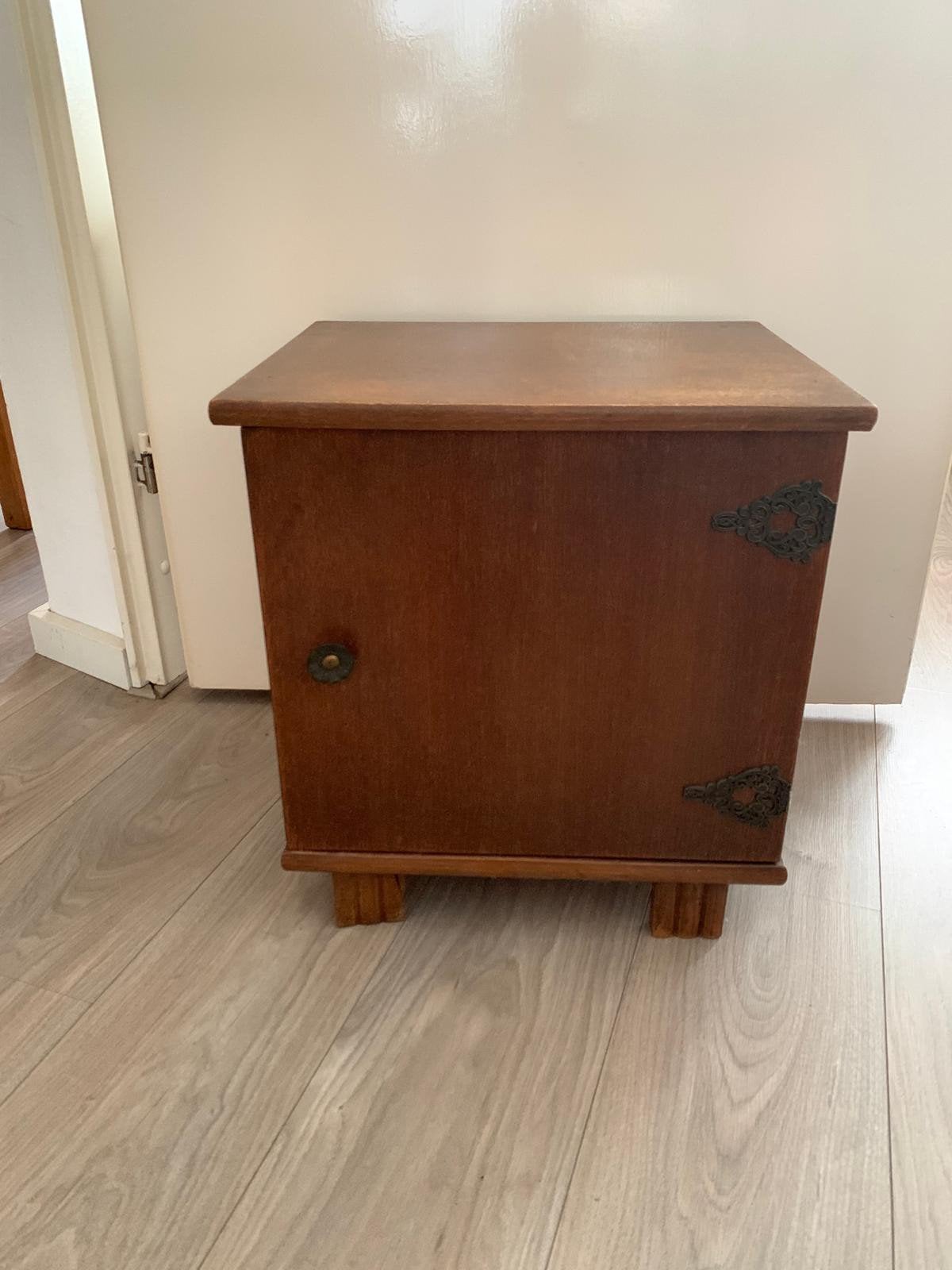 Vintage houten nachtkastje met deur, Ophalen
