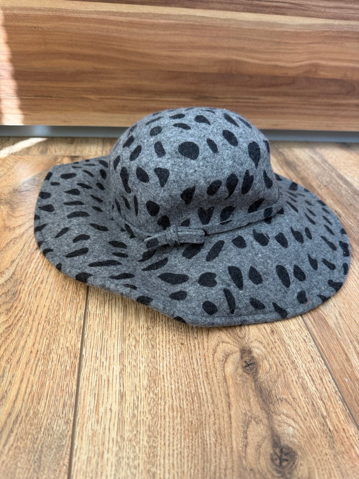 Grijze hoed met zwarte stippen - Romano Shawls, Ophalen of Verzenden, Nieuw, One size fits all, Hoed