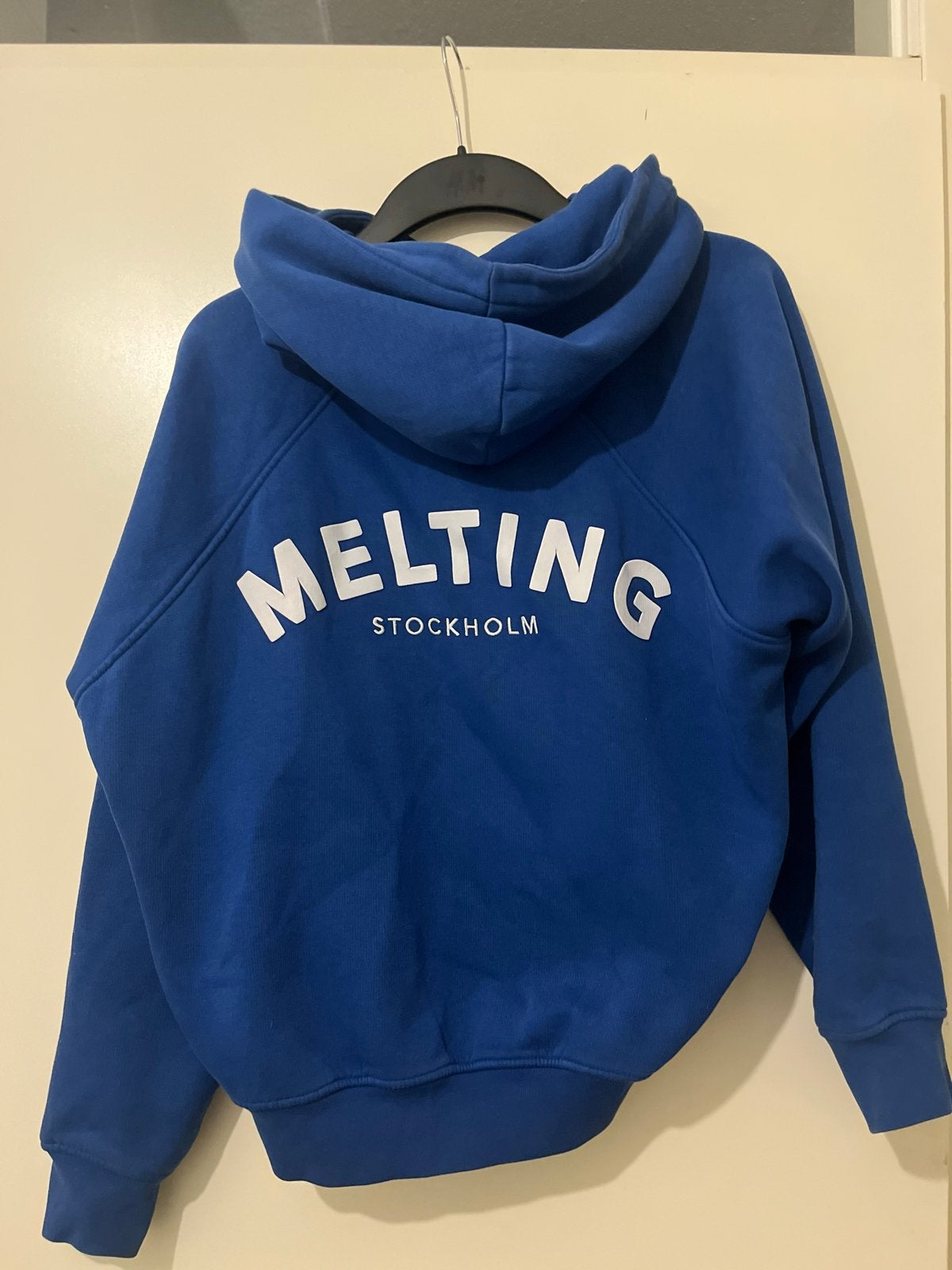 Melting Stockholm Hoodie - Blauw - Maat M, Kleding | Dames, Truien en Vesten, Ophalen of Verzenden, Zo goed als nieuw, Maat 38/40 (M)