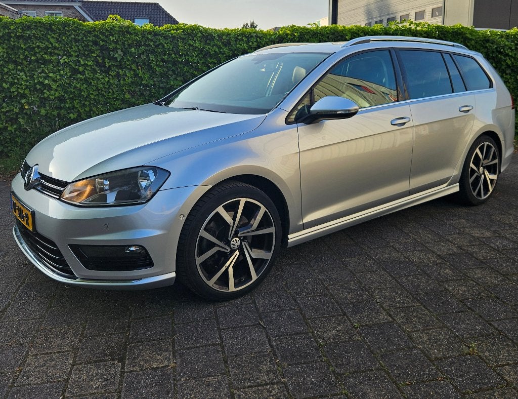 -Moet weg- Golf 7 station. R-line. Buss.Conn.Ser. trekhaak., 4 cilinders, Leder en Stof, 155 pk, 19 km/l