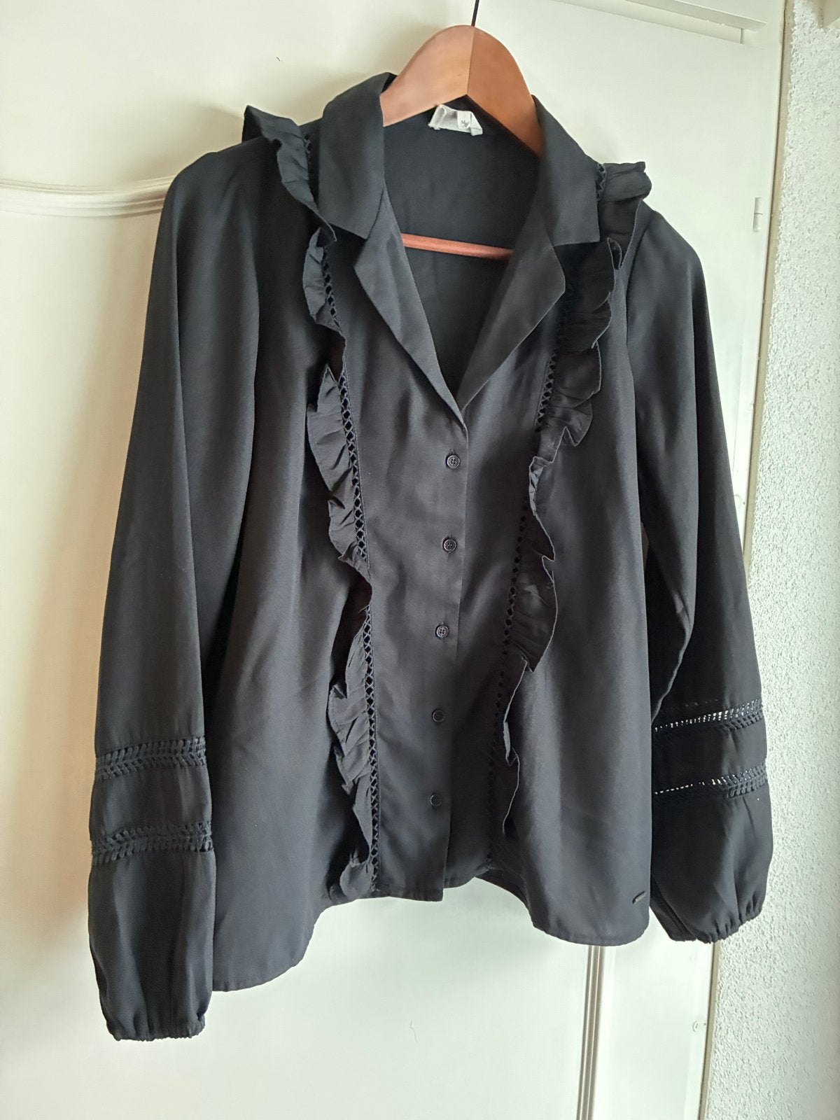 Mooie Revelation blouse met ruches  M, Ophalen of Verzenden, Zo goed als nieuw, Maat 38/40 (M), Zwart