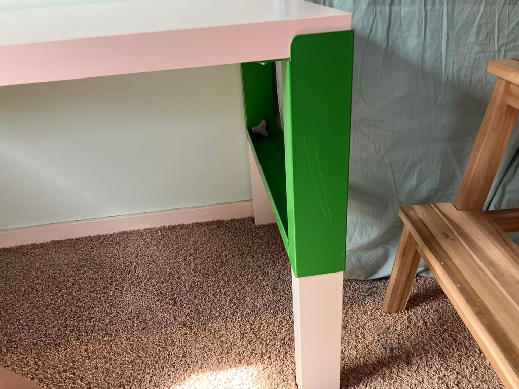 IKEA Kinderbureau - In hoogte verstelbaar, Kinderen en Baby's, Kinderkamer | Tafels en Stoelen, Ophalen, Gebruikt, Tafel(s)