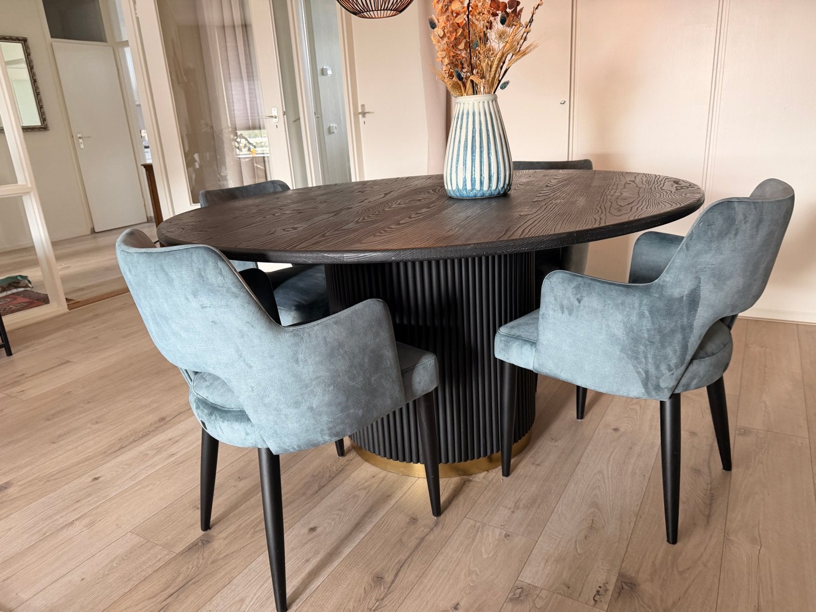 Elegante ronde eettafel met 4 stoelen - Zo goed als nieuw, Ophalen, 150 tot 200 cm, Zo goed als nieuw, 150 tot 200 cm