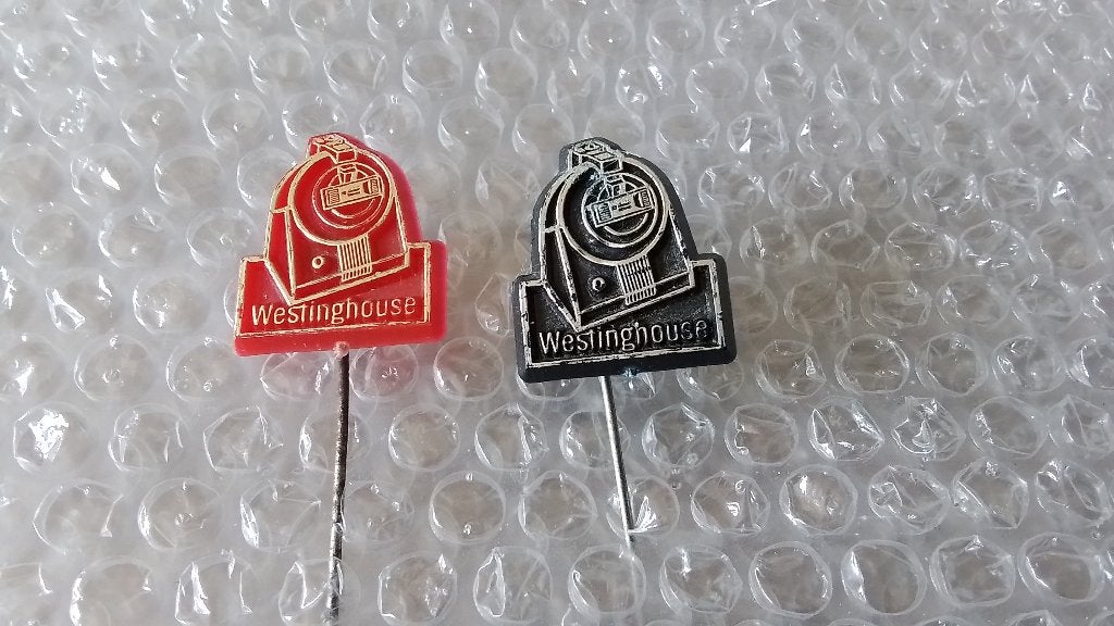 2 verschillende kleuren speldjes westinghouse manufacturing, Verzamelen, Ophalen of Verzenden, Zo goed als nieuw, Overige onderwerpen