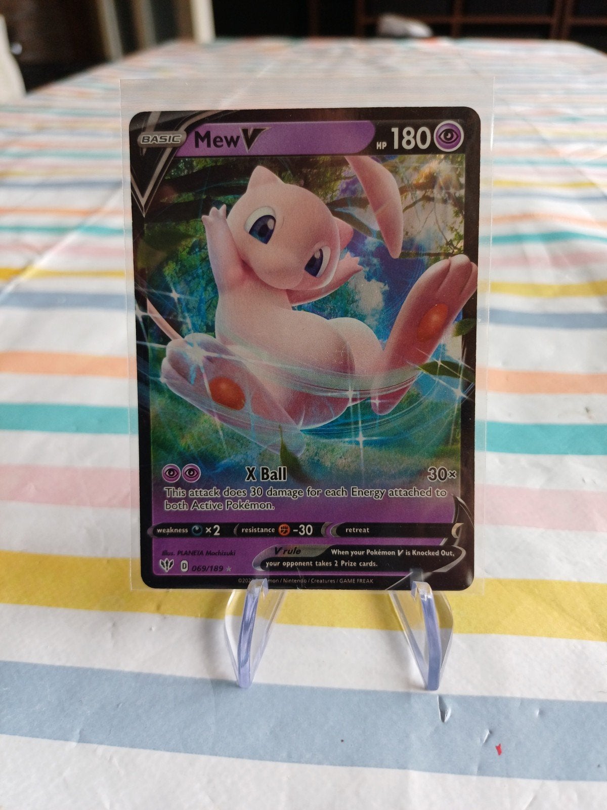 Mew V Pokémon Kaart, Ophalen of Verzenden, Zo goed als nieuw, Losse kaart
