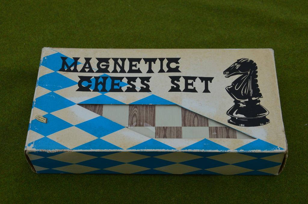 Vintage magnetisch schaakbord in doos uit jaren 60 in doosje, Een of twee spelers, Ophalen of Verzenden, Gebruikt