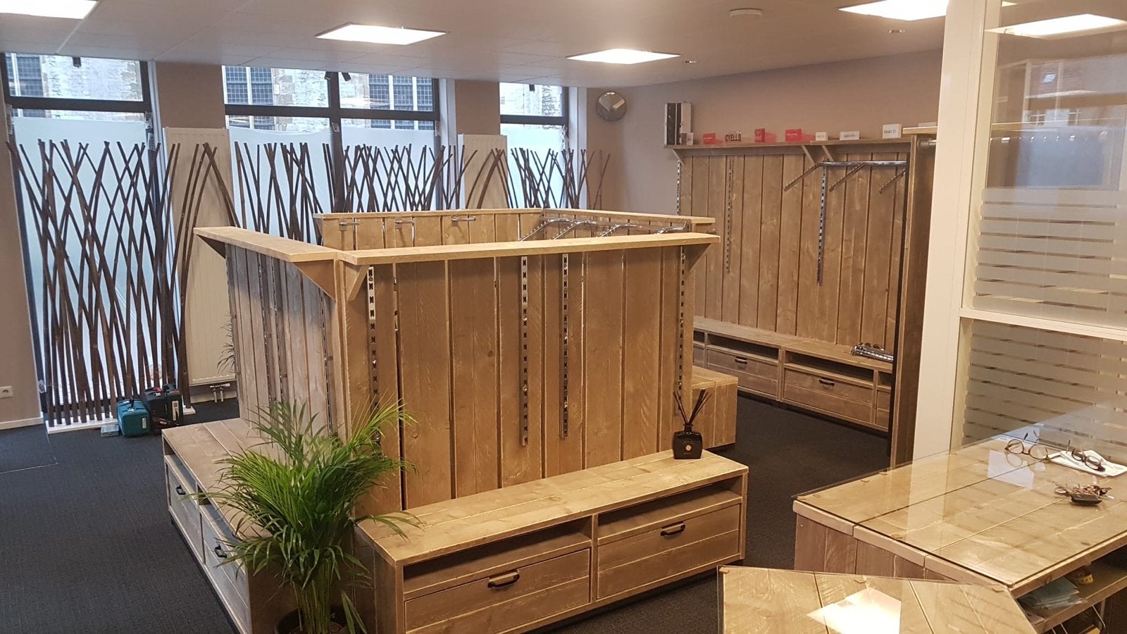 Complete winkelinterieur van steigerhout, Ophalen