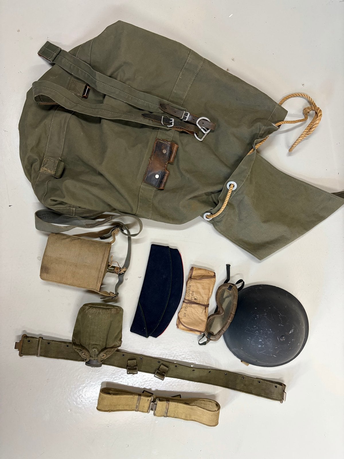 Duffelbag met diverse WWOII artikelen., Verzamelen, Ophalen of Verzenden, Engeland, Helm of Baret