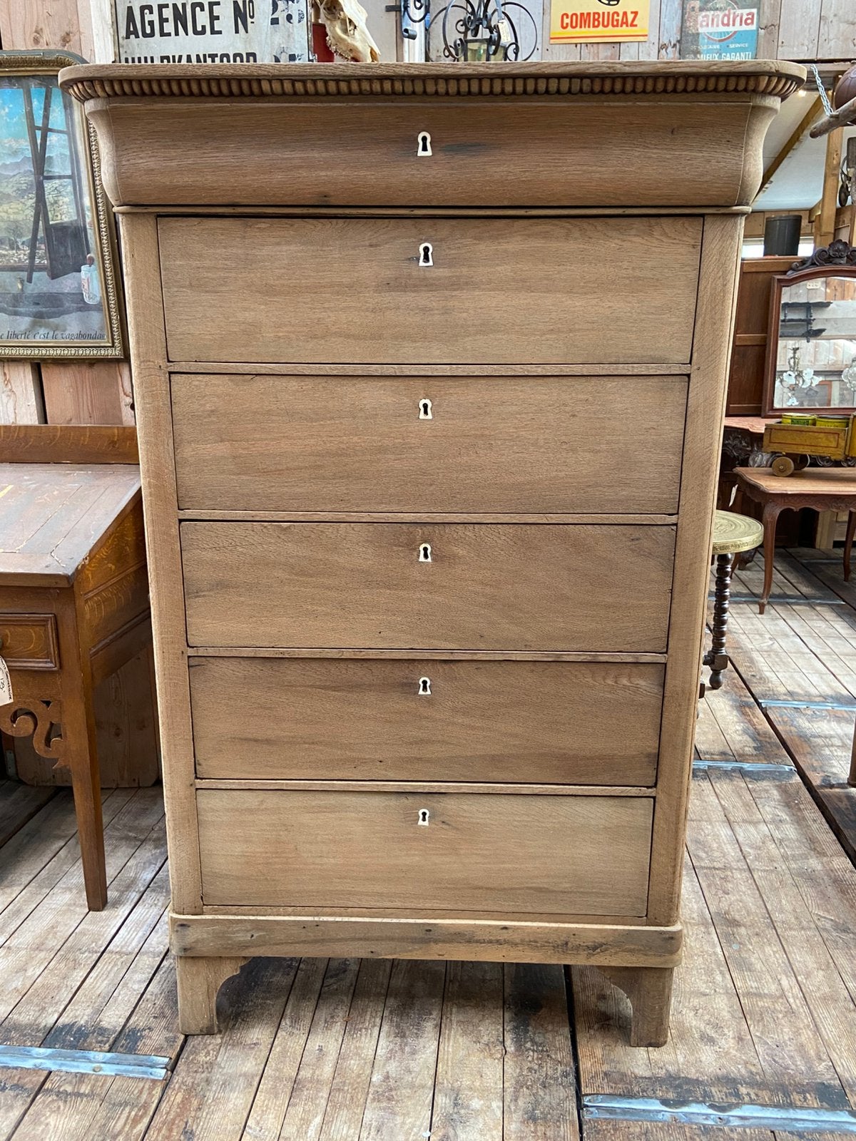 Een landelijke Frans eiken chiffoniere ladekast, Ophalen