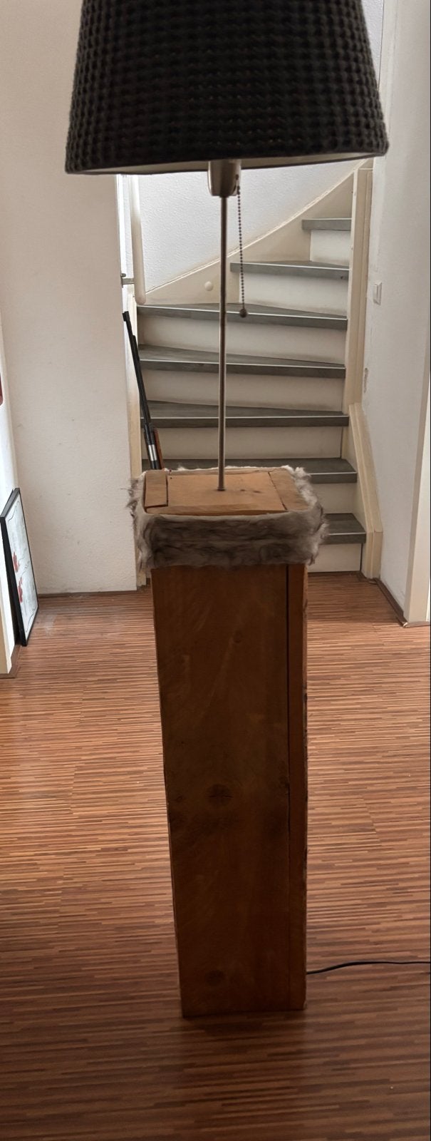 Unieke Steigerhouten Staande Lamp met Bont Afwerking, Huis en Inrichting, Lampen | Vloerlampen, Ophalen, Gebruikt, 100 tot 150 cm