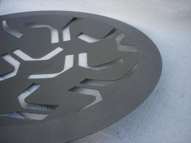 Ronde metalen fruitschaal met geometrische uitsparingen, Gebruikt, Schaal, Rond, Ophalen of Verzenden