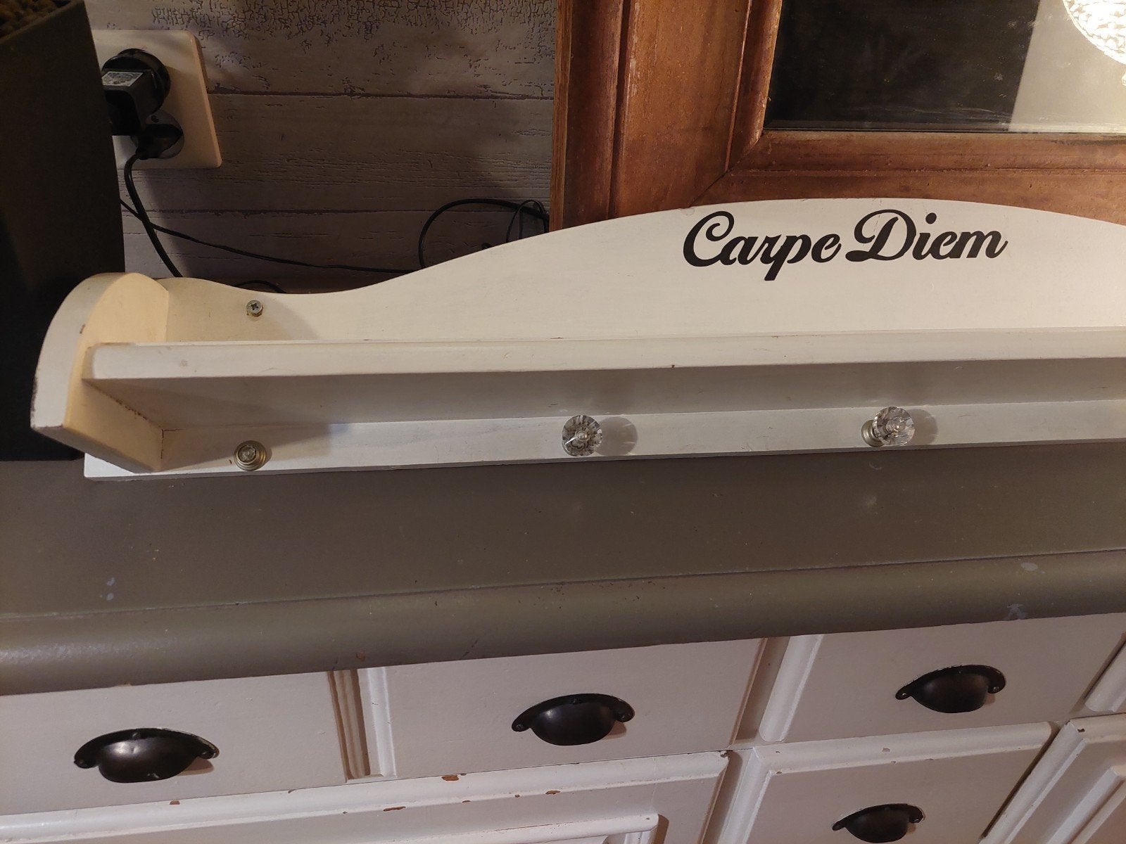 Witte wandplank 'Carpe Diem' met haken, Ophalen, Gebruikt