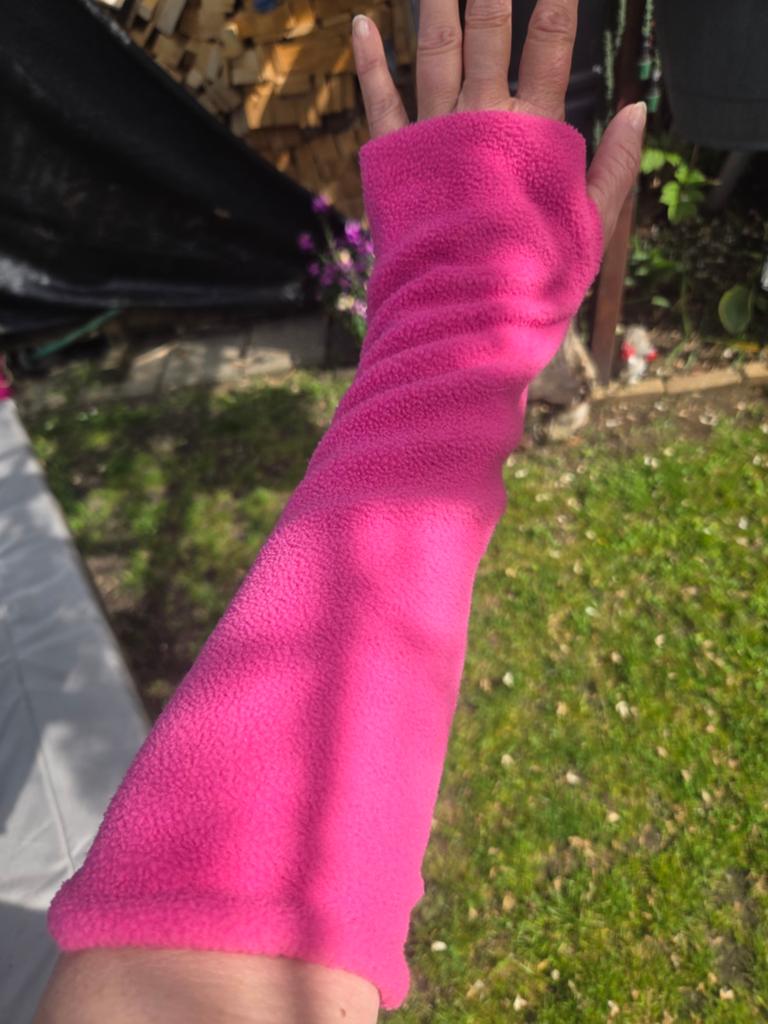 Roze fleece armwarmers met vlinderstrikje, Ophalen, Zo goed als nieuw