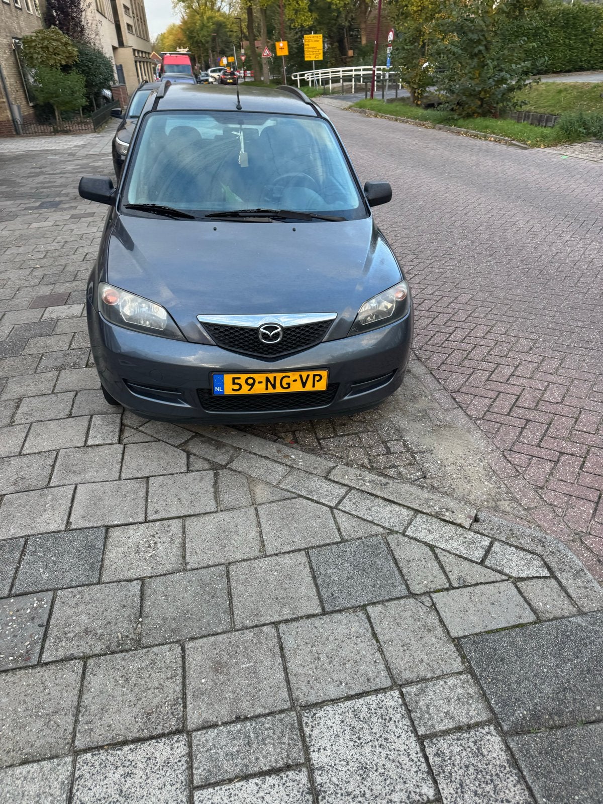 Mazda 2 1.4 16V 2003 Grijs, Auto's, Voorwielaandrijving, 1025 kg, 15 km/l, 40 €/maand