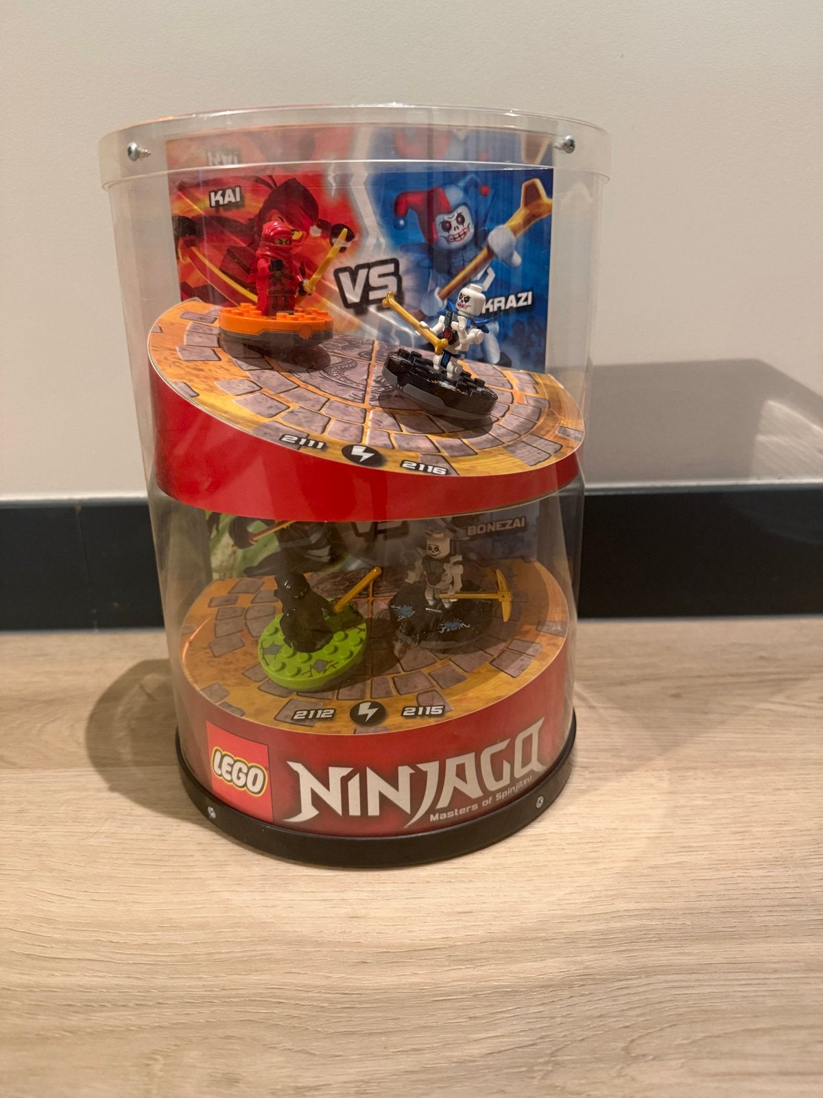 Lego Ninjago Display Showcase - Kai vs Krazi & Bonezai, Inclusief minifiguren, Gebruikt, Lego, Overige typen