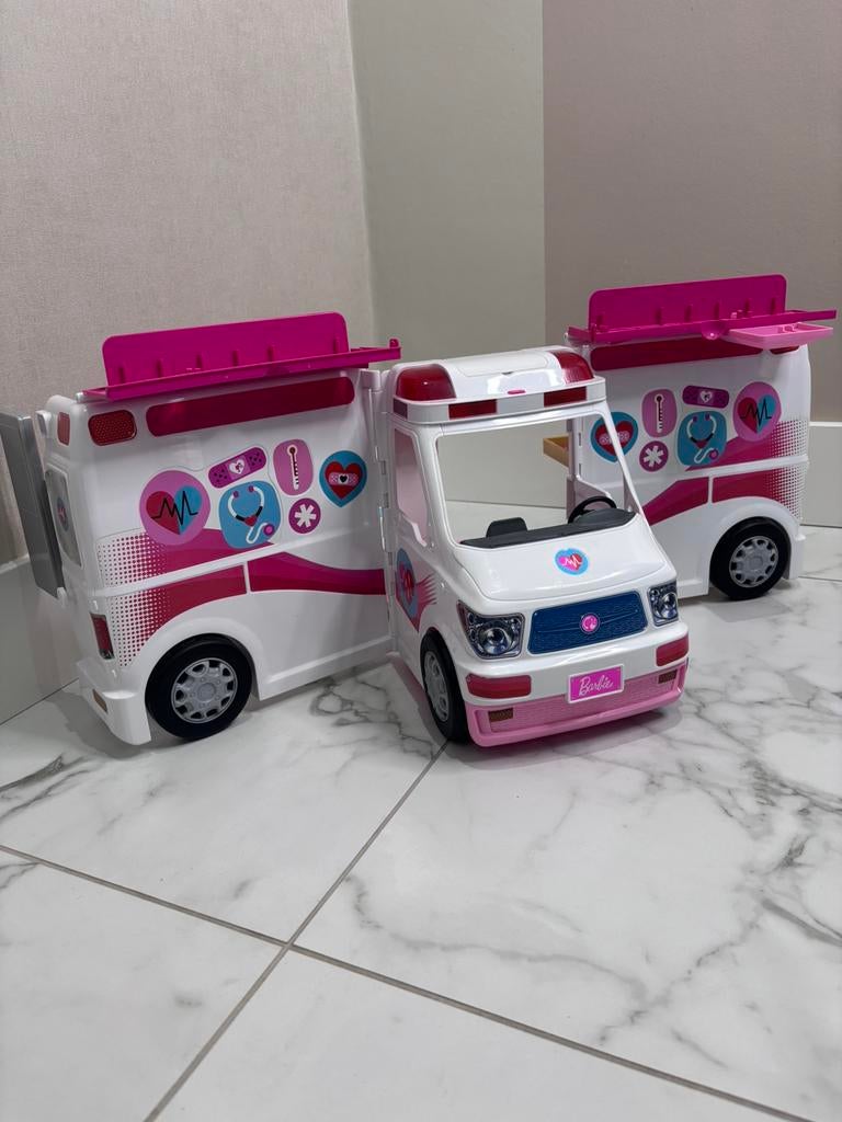 Barbie ambulance met licht en geluid, Ophalen of Verzenden, Gebruikt